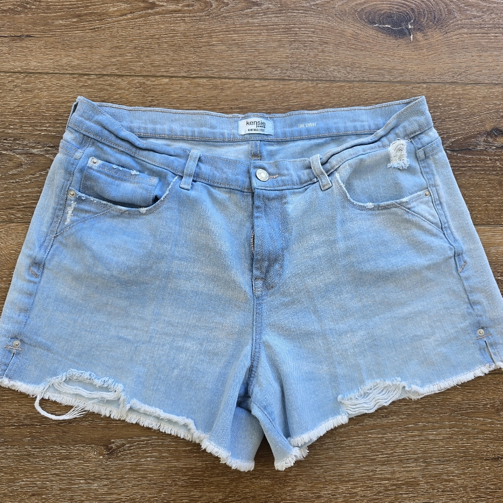 Kensie Light Wash Distressed Denim Shorts Size 12/31